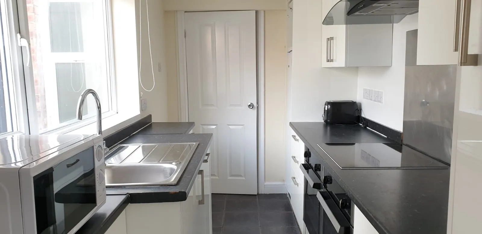 Modern 5 Bed Ensuite // AUG 2026 - Image 1